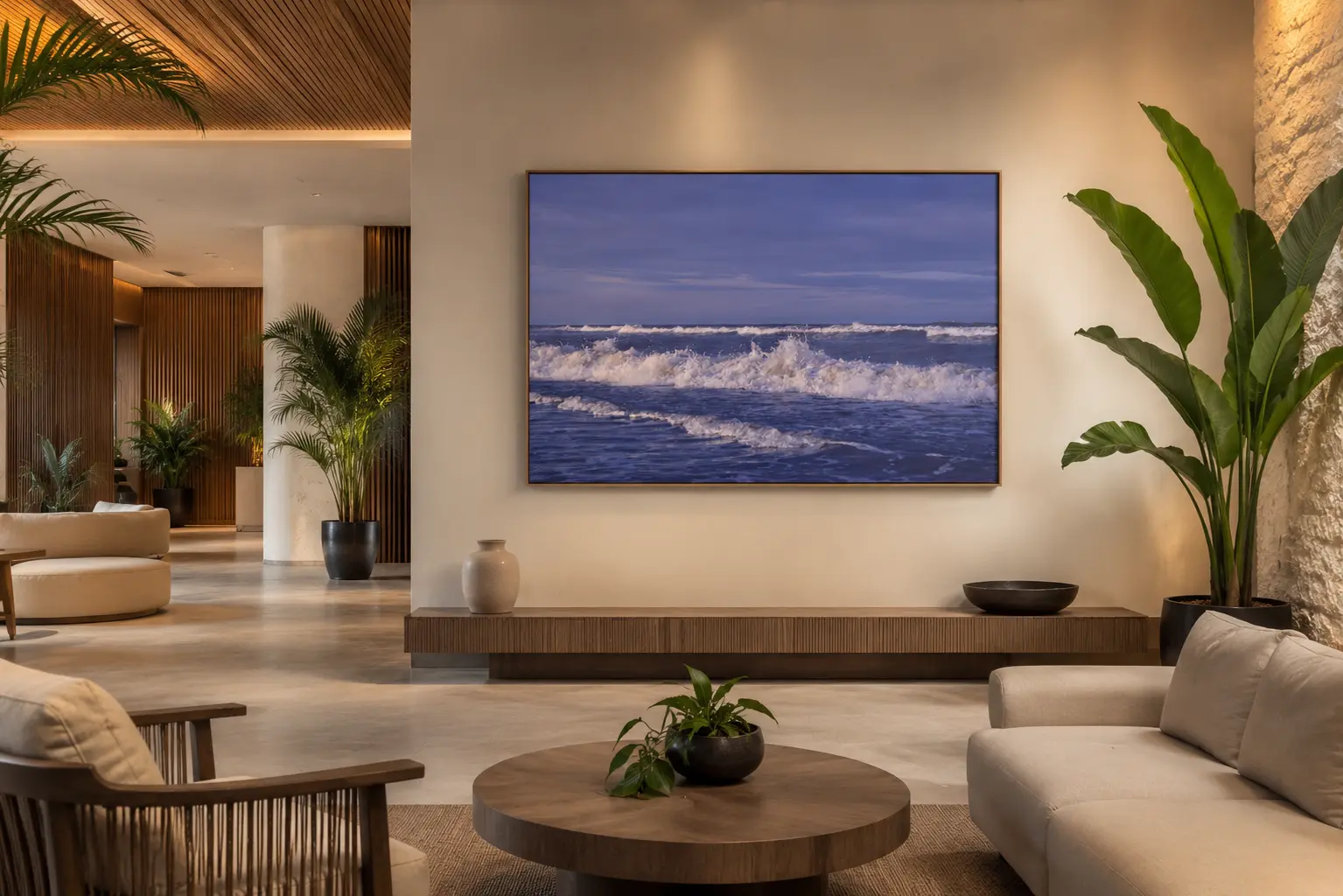Sala con obra marina y vegetación
