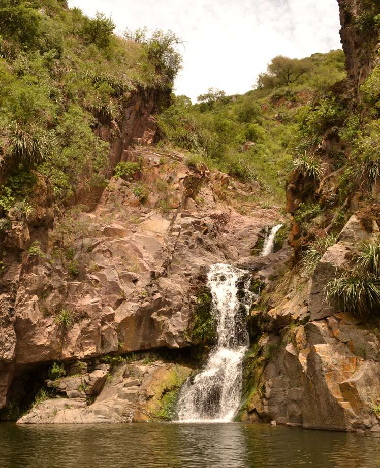 Cascada natural entre rocas