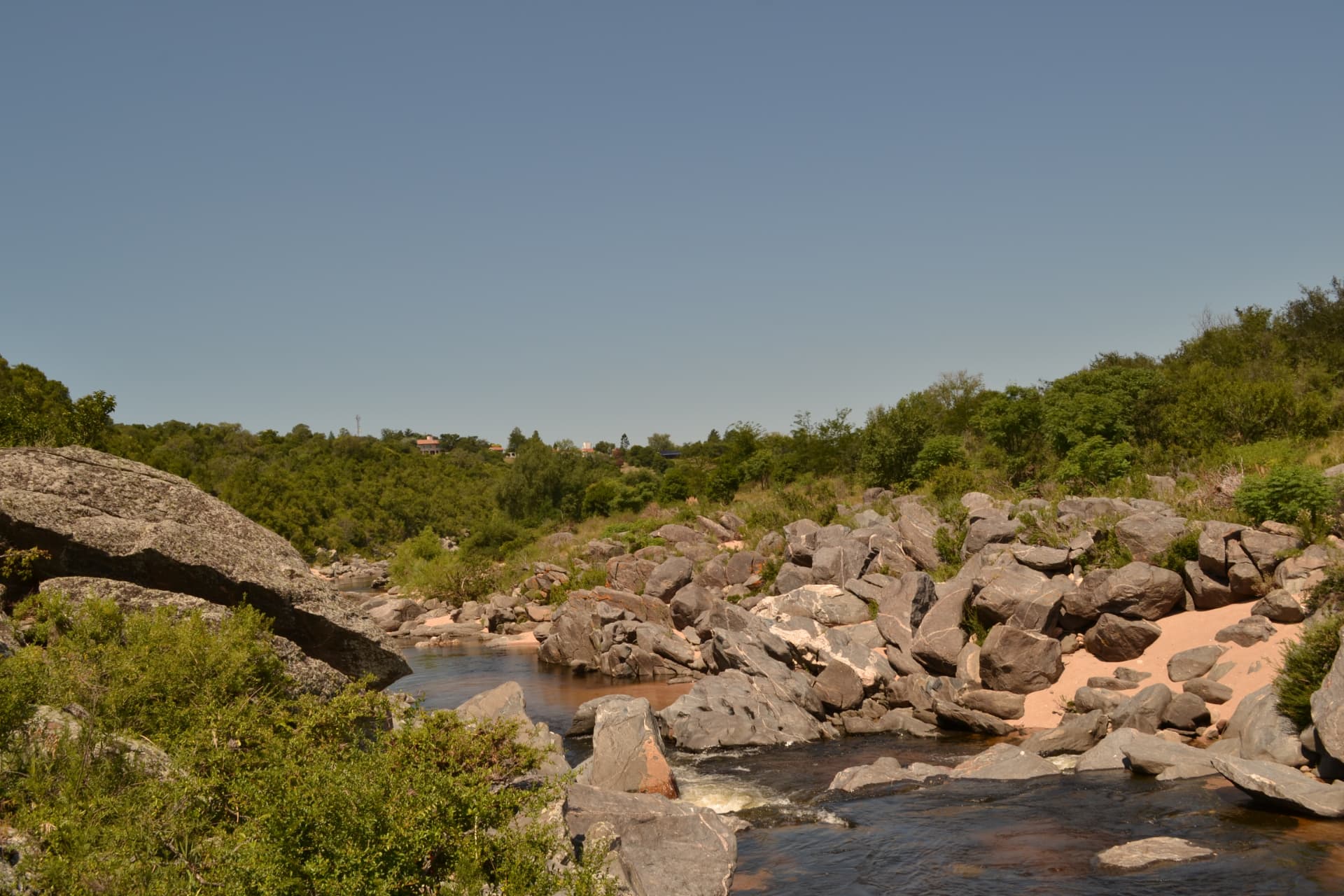 Río entre rocas y vegetación serrana
